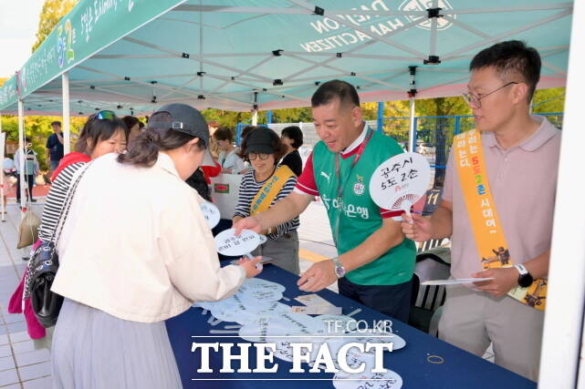 최원철 공주시장이 20일 대전월드컵경기장에서 열린 대전하나시티즌과 대구FC의 경기에 맞춰 진행한 ‘공주시의 날’ 행사에서 홍보를 하고 있다. /공주시