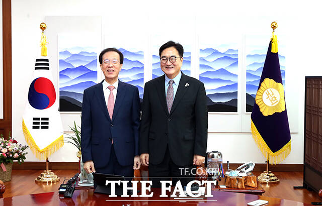 이석연 국민통합위원장(왼쪽)이 22일 오전 서울 여의도 국회를 찾아 우원식 국회의장과 기념촬영을 하고 있다. /국민통합위원회