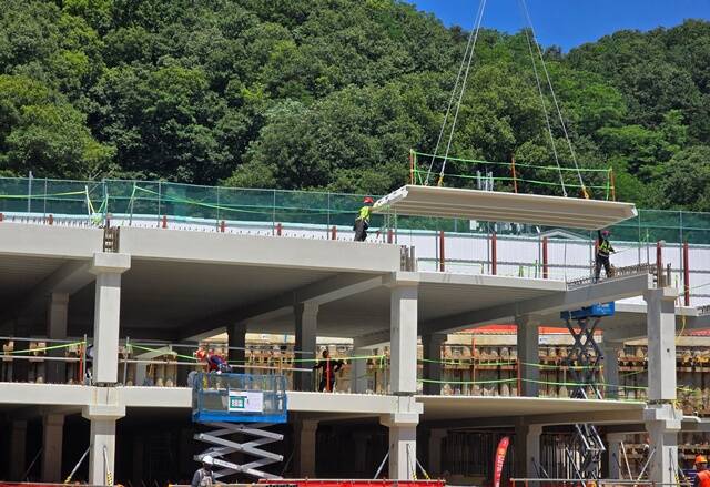 롯데건설이 지난 2년간 출원한 PC 모듈러 공법 및 PC 공법 관련 특허 14개가 모두 등록됐다. 사진은 롯데건설이 공동주택 현장에서 PC공법을 활용해 지하주차장을 시공하는 모습이다. /롯데건설