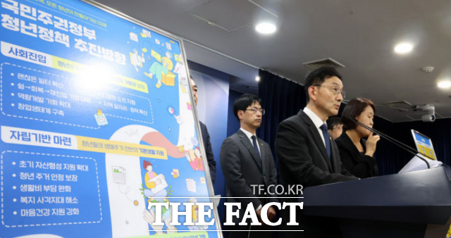 정부는 22일 청년 지원 정책 대상을 취약계층에서 일반으로 확대하는 국민주권정부 청년 정책 추진 방향을 발표했다. 정부는 의견 수렴을 지속해 올해 말 제2차 청년정책 기본계획을 수립할 계획이다. /뉴시스
