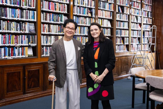 이재현(왼쪽) CJ그룹 회장이 영국 런던에서 세계 최정상급 외교 안보 싱크탱크인 채텀하우스의 브론웬 매덕스 소장과 사진을 촬영하고 있다. /CJ그룹