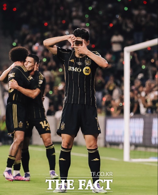 전반 추가시간에만 1골 1도움을 기록한 손흥민./LAFC