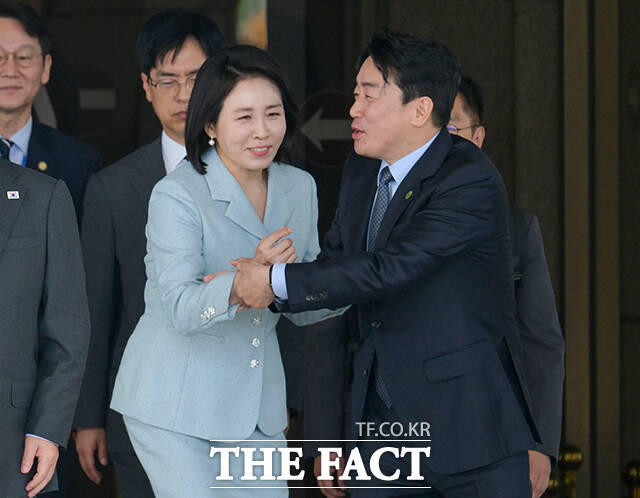 강훈식 대통령 비서실장(오른쪽)이 22일 오전 성남 서울공항에서 열린 이재명 대통령 해외 순방 환송식에서 김혜경 여사에게 앞자리를 권하며 뒤로 물러서고 있다. /서울공항=장윤석 기자