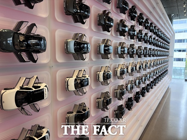 현대 모터스튜디오 서울 4층 아이오닉 존에 설치된 다이캐스트 월. 아이오닉 전 차종의 외장·내장 컬러 조합을 직관적으로 확인할 수 있도록 108개의 미니어처가 전시돼 있다. /황지향 기자