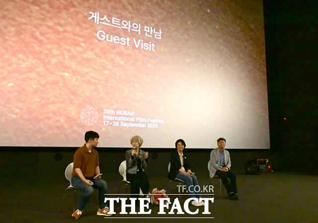 제30회 부산국제영화제에 초청된 독립 다큐 영화 빨간나라를 보았니의 감독과 출연자들이 관객과의 대화에 참여하고 있다. 왼쪽부터 김보년 서울아트시네마 프로그래머, 홍영아 감독, 임미애 국회의원, 김현권 촬영 당시 경북 구미(을) 후보
