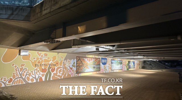 정읍천 달하다리가 낮에는 벽화로, 밤에는 조명으로 시민과 관광객을 맞이하는 새로운 문화공간으로 탈바꿈했다. /정읍시