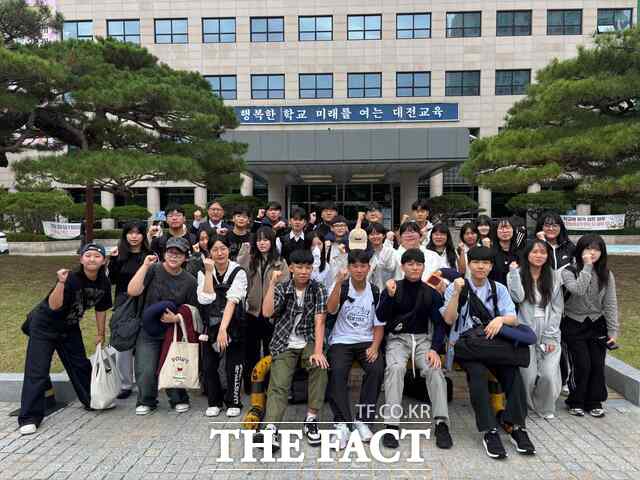 22일 대전지역 특성화고 글로벌 현장학습 ‘호주 인턴십’ 참여 학생들이 호주 브리즈번시로 출국하기 전 기념촬영을 하고 있다. /대전시교육청