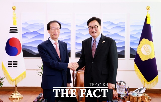 우원식(오른쪽) 국회의장이 22일 서울 여의도 국회에서 이석연 국민통합위원장을 접견하고 있다. /국회의장실 제공