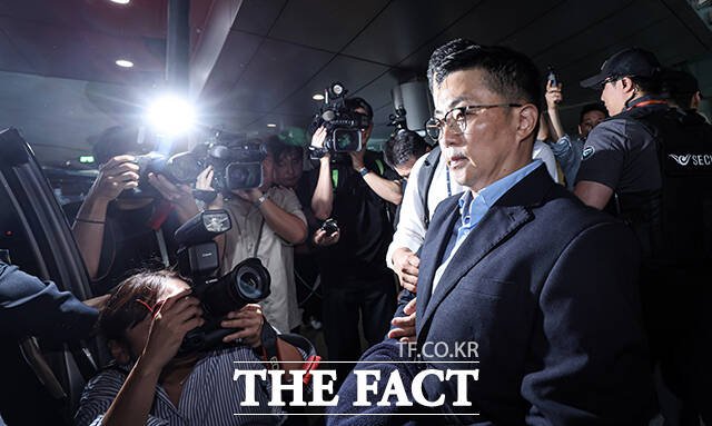 김건희 여사의 집사로 불리는 김예성 씨가 횡령 혐의 재판에서 김 여사 연루 의혹을 수사하는 민중기 특별검사팀의 기소가 특검법 수사 대상을 벗어나 위법하다고 주장했다. 김 씨가 지난달 12일 오후 인천국제공항을 통해 입국하며 연행되고 있다./장윤석 기자