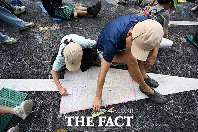 2024 서리풀페스티벌이 28일 오후 서울 서초구 반포대로에서 열린 가운데 지상최대스케치북 행사에 참여한 어린이들이 분필로 그림을 그리고 있다. /박헌우 기자