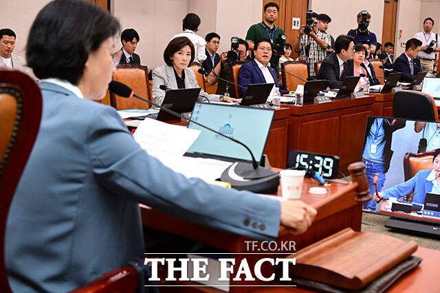 검찰 개혁 입법 청문회가 예정된 국회 법제사법위원회 전체회의가 22일 오전에만 두 차례 정회했다. 사진은 지난 10일 오후 법사위 전체회의에서 추미애 위원장이 의사봉을 두드리고 있는 모습. /남윤호 기자