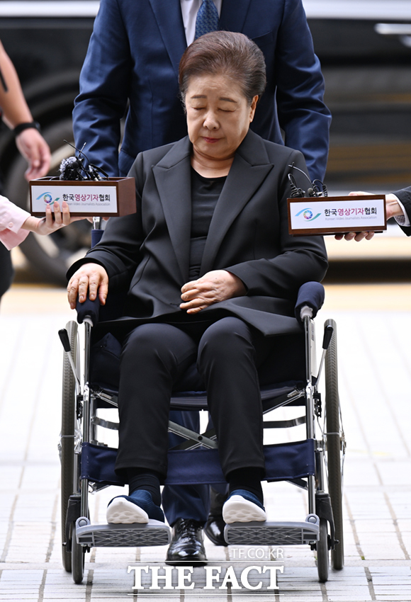 건진법사·통일교 청탁 의혹을 받는 한학자 통일교 총재가 22일 오후 서울 서초구 서울중앙지방법원에 도착해 휠체어를 탄 채 구속 전 피의자 심문(영장실질심사)에 출석하고 있다. / 이새롬 기자