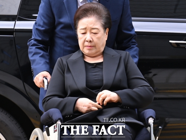 건진법사·통일교 청탁 의혹을 받는 한학자 통일교 총재가 22일 오후 서울 서초구 서울중앙지방법원에 도착해 휠체어를 탄 채 영장실질심사에 출석하고 있다. /이새롬 기자