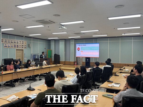 대전지방조달청이 22일 내부 직원들의 직무 전문성과 역량강화를 위해 현재 공공조달길잡이 전문위원으로 근무 중인 공공조달 전문가 2인을 초청해 교육을 실시했다./대전지방조달청