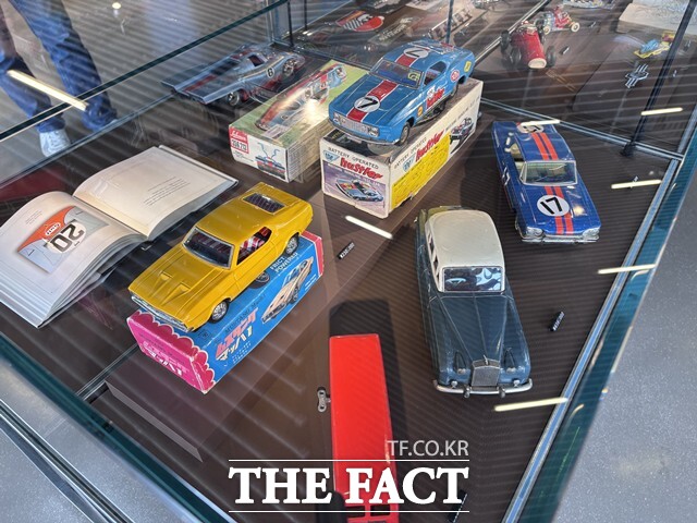 현대 모터스튜디오 서울 오토라이브러리에 전시된 빈티지 미니카와 자동차 관련 수집품. 일부는 구매도 가능하다. /황지향 기자