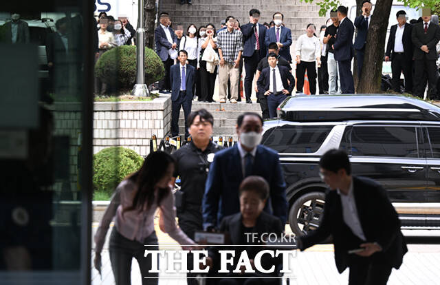 한학자 통일교 총재가 22일 오후 서울 서초구 서울중앙지방법원에 도착해 휠체어를 탄 채 구속 전 피의자 심문(영장실질심사)에 출석하는 가운데, 법원을 찾은 신도들이 한 총재를 응원하고 있다.