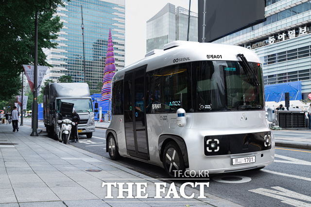 23일부터 운전석 없는 자율주행셔틀 청계A1 노선이 서울의 대표 관광명소인 청계천을 달린다./서울시