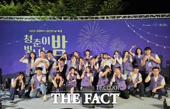 지난 20일 경기 의정부시 역전근린공원에서 열린 청년의 날 축제 ‘청춘이 빛나는 밤(청빛밤)’을 준비한 의정부시 청년협의체 회원들이 기념촬영을 하고 있다./의정부시