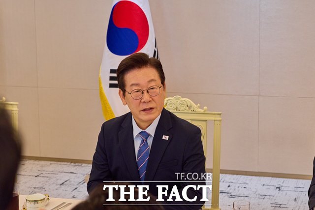 이재명 대통령은 22일 외신 인터뷰에서 3500억달러 규모의 대미 투자에 대해 통화스와프 없이 미국이 요구하는대로 3500억달러를 현금으로 투자한다면 한국은 1997년 금융위기와 같은 상황에 직면할 것이라고 밝혔다. 이 대통령이 18일 오후 용산 대통령실에서 가진 증권사 리서치센터장들과의 오찬간담회에서 참석자 의견을 듣고 있다. /대통령실