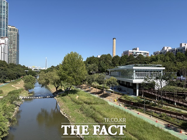 강남구 개포동의 양재천이 커피와 함께 책을 읽고, 전시와 공연이 가득한 머무는 공간으로 재탄생한다./서울시