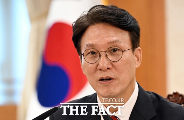 김민석 국무총리는 22일 통신사·금융사 대상 해킹사고가 연이어 발생하자 기업의 신고가 있어야만 조사가 가능했던 그간의 상황을 직권으로 조사할 수 있도록 조사 권한을 강화하겠다고 밝혔다. 아울러 정부는 사고 은폐·축소 의혹을 낱낱이 해소하고 과징금 등 제재 수단도 강화할 방침이다. /임영무 기자