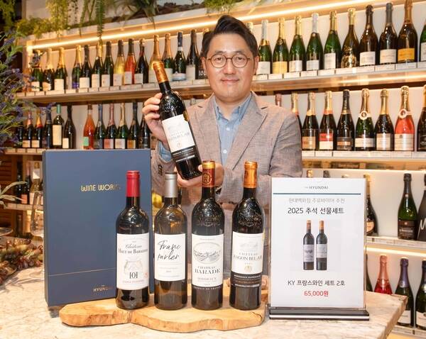 서울시 강남구에 위치한 현대백화점 무역센터점에서 남궁현 현대백화점 바이어가 추석 와인 선물세트를 홍보하고있다. /현대백화점