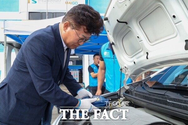 최충규 대덕구청장이 21일 구청 주차장과 한국교통안전공단 신탄진자동차검사소에서 진행한 추석맞이 귀성객 자동차 무상 점검에 방문해 차량 점검을 하고 있다. /대덕구