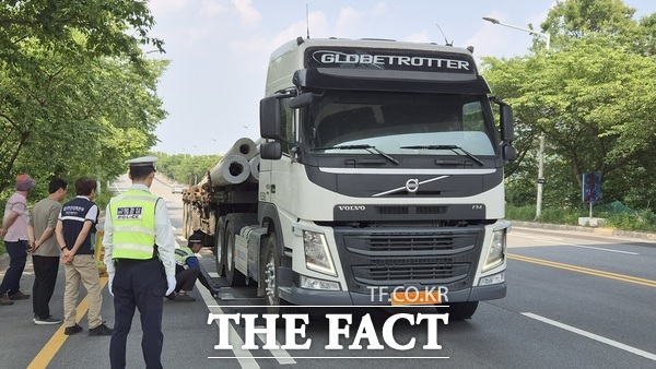 대전시가 유관기관들과 함께 과적 차량 단속을 실시하고 있는 모습./대전시