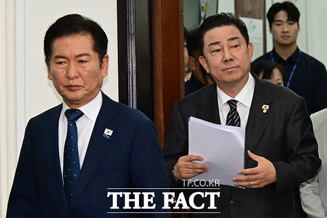 더불어민주당은 오는 25일 국회 본회의에서 예정대로 정부조직법 개정안을 처리하겠다는 방침을 고수하고 있다. 사진은 정청래 대표와 김병기 원내대표. /남윤호 기자