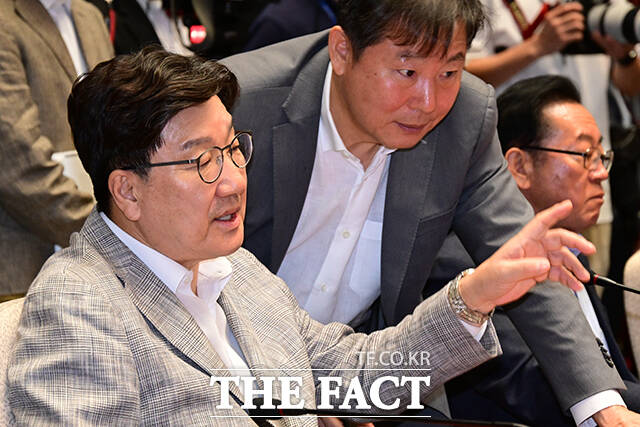 더불어민주당이 이른바 쌍방울 대북송금 사건 수사 개입 의혹과 관련해 권성동·이철규 국민의힘 의원을 변호사법 위반 등 혐의로 고발한 사건은 서울경찰청 반부패수사대에 배당됐다. 민주당 정치검찰 조작기소대응특별위원회는 지난 16일 두 의원을 경찰청 국가수사본부에 고발했다. /국회=남윤호 기자