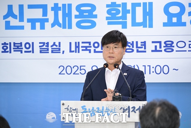 변광용 거제시장이 22일 조선업 정규직 신규채용 확대 및 지역 인재 육성 방안 제안기자 회견을 하고 있다./거제시