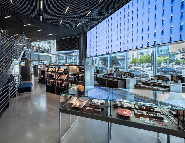 현대 모터스튜디오 서울 1층 오토라이브러리 전경. 대형 미디어 아트와 함께 도서·아이템 전시, 카페 공간이 어우러져 자동차 문화를 다채롭게 경험할 수 있다. /황지향 기자