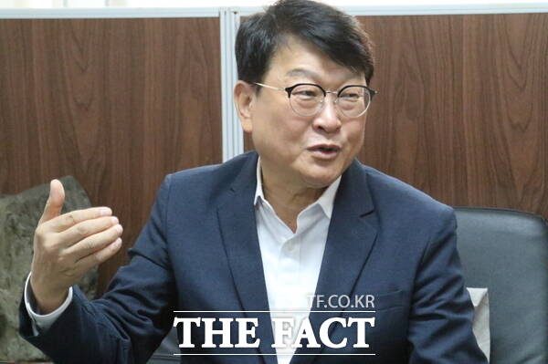 오석진 전 대전시교육청 교육국장이 22일 <더팩트>와 인터뷰를 진행하고 있다. /정예준 기자