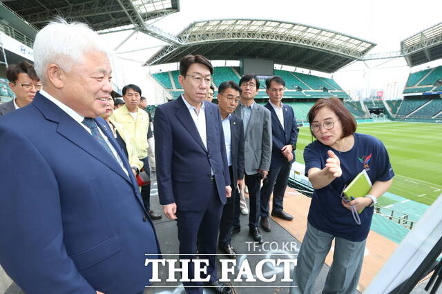 22일 2025 전주드론축구월드컵 개막식이 열릴 전주월드컵경기장을 찾은 우범기 전북 전주시장(가운데)이 관계자로부터 준비 상황을 설명 듣고 있다. /전주시