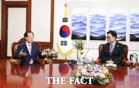  우원식 국회의장 예방하는 이석연 국민통합위원장 [포토]