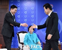 이백훈 현대아산 대표와 인사하는 정동영 통일부 장관 [포토]
