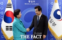  20년만에 현정은 회장과 만남 갖는 정동영 통일부 장관 [포토]
