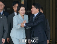  강훈식 비서실장 '여사님이 앞으로 가시죠' [TF사진관]