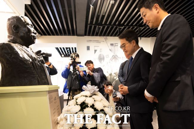 23일 오전 중국 충칭 대한민국 임시정부에서 김동연 경기도지사가 김구흉상 헌화와 묵념을 하고 있다./경기도