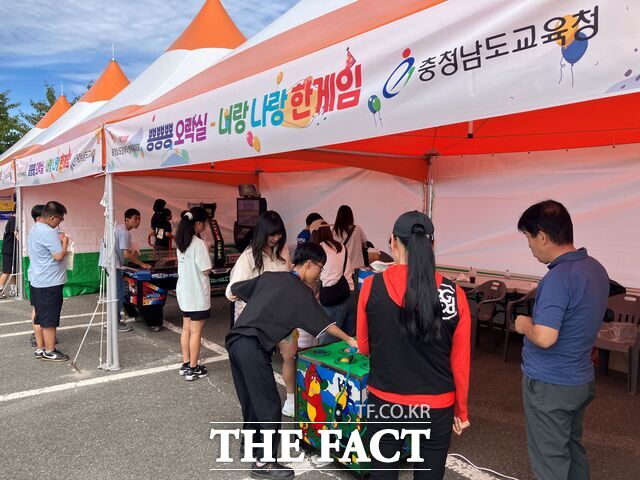 제13회 충남장애학생체육대회’경기장의 뿅뿅뿅오락실에 참가 선수 및 관중들이 몰려 있다. /충남교육청