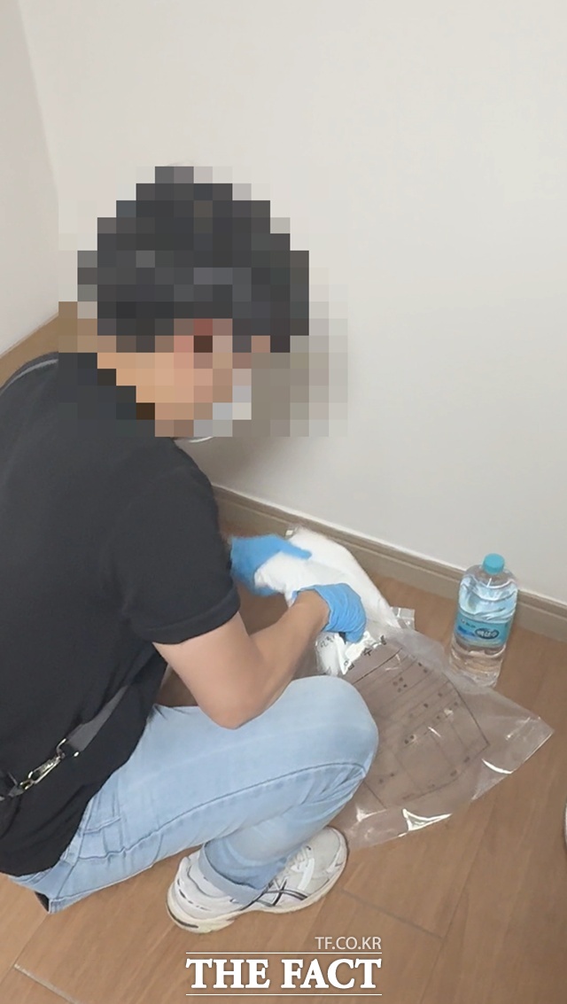 경찰관이 마약 원재료를 압수하고 있다./경남경찰청