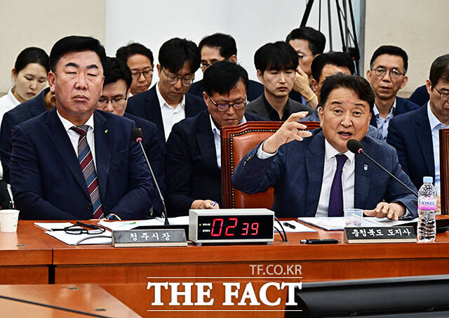 질의에 답변하는 김영환 충북도지사.