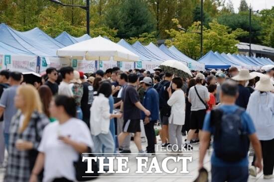 고양시가 20~21일 고양시 일산문화광장에서 개최한 '2025 고양시 전국 막걸리 축제'에 역대 최다 인원이 방문했다. /고양시