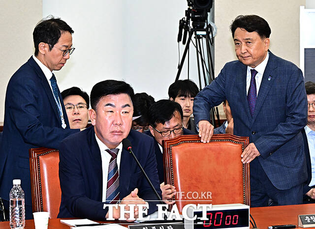 오송 참사 청문회 참석하는 이범석 청주시장(가운데)과 김영환 충북도지사(오른쪽).