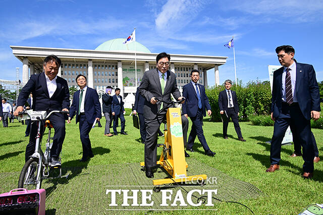 국회 입법박람회 참석한 우원식 국회의장(가운데).