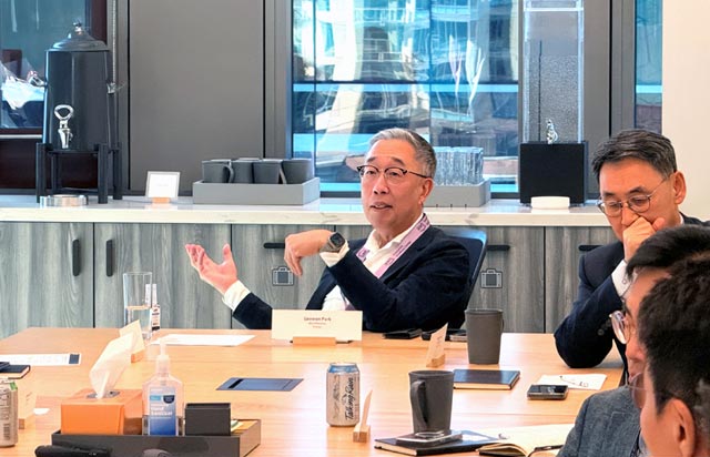 박지원 두산그룹 부회장(사진 가운데)이 22일(현지시간) 미국 시애틀 아마존 본사를 방문해 AI 혁신사례에 대한 질문을 하고 있다. /두산그룹