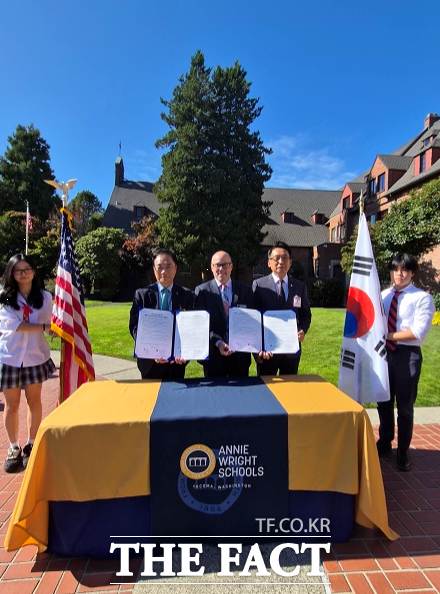 정장선 평택시장(과 데이비드 오버튼 애니 라이트 스쿨 이사장, 강정구 평택시의회 의장이 양해각서 체결 후 기념촬영을 하고 있다. /평택시