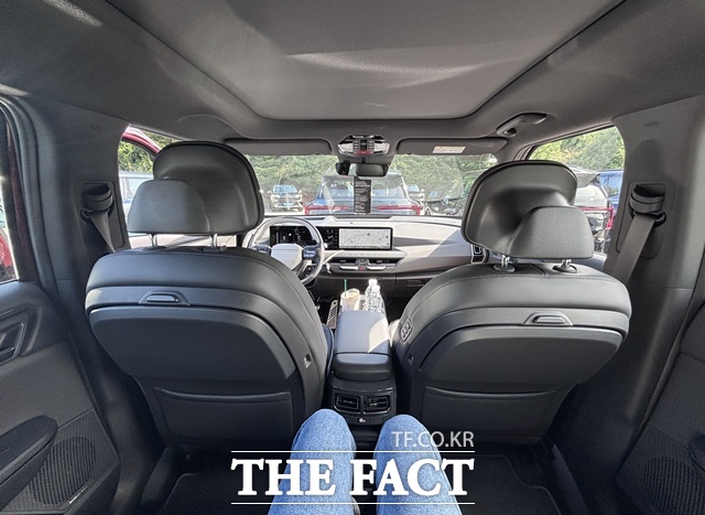 EV5 2열 착석 모습. 평평한 바닥과 넉넉한 레그룸 덕분에 성인도 편안하게 앉을 수 있다. /황지향 기자