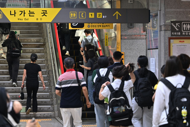 23일 국민연금공단 국민연금연구원이 '공적연금 미시모의실험모형 개발' 보고서를 영구 비공개한 과정에서 이뤄진 복지부 우려 전달과 연금공단의 비공개 사유가 부적절하다며 비공개 경위 진상 규명을 촉구하는 목소리가 나왔다. 사진은 지난 6월 5일 광주 동구 광주도시철도1호선 시민들 /뉴시스