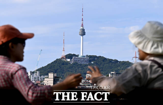 절기상 추분인 23일 오후 서울 서초구 반포 한강공원을 찾은 시민들이 가을 정취를 만끽하고 있다. /이새롬 기자